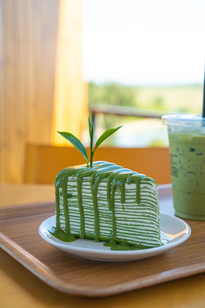 Photo matcha green tea crepe cake on white plate