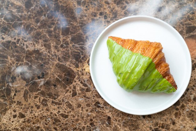 Photo matcha green tea croissant on plate