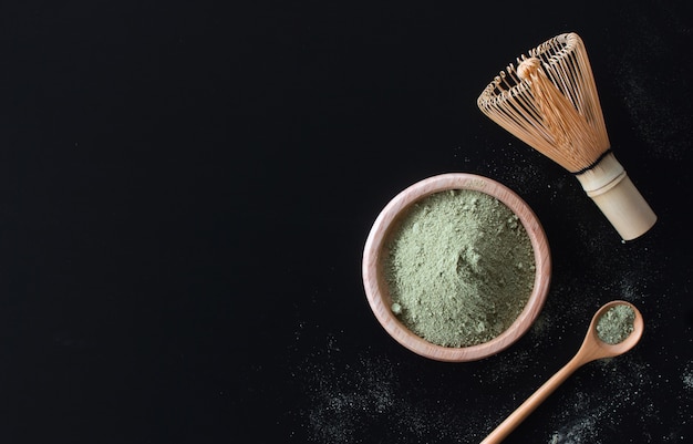 Photo matcha green tea latte on black table