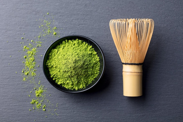 Photo matcha green tea powder in black bowl top view