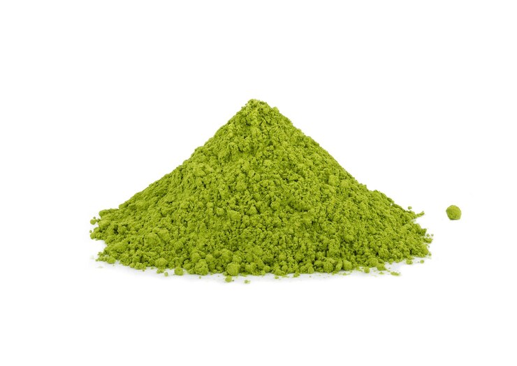 Photo matcha green tea powder on white background