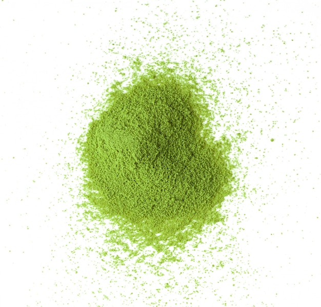 Photo matcha green tea powdered on white