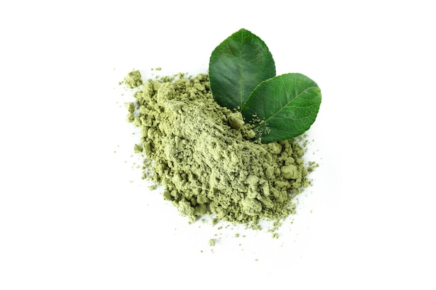 Matcha groen poeder geïsoleerd op witte achtergrond