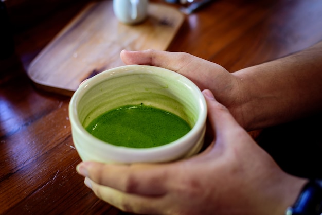 Foto matcha, groene thee, een favoriete drank uit het japans