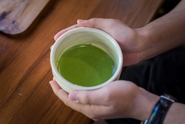 Foto matcha, groene thee, een favoriete drank uit het japans