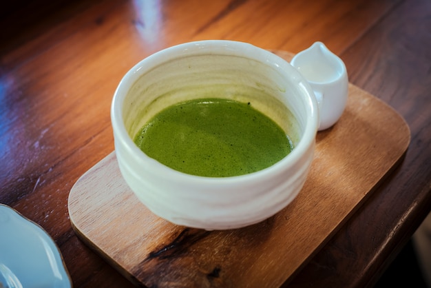 Foto matcha, groene thee, een favoriete drank uit het japans