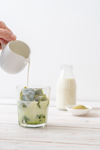 matcha groene thee ijsblokje met melk