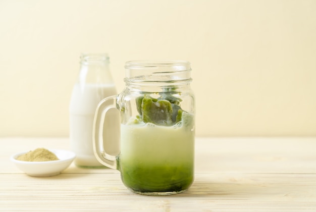 matcha groene thee ijsblokje met melk