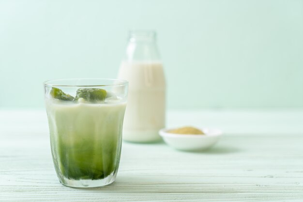 matcha groene thee ijsblokje met melk