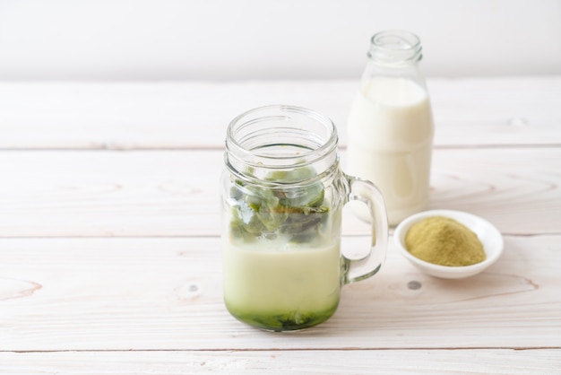 matcha groene thee ijsblokje met melk