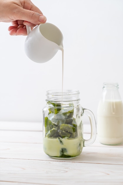 Matcha groene thee ijsblokje met melk