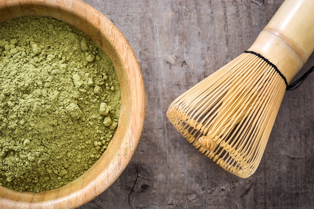 Matcha groene thee in een kom op houten tafel