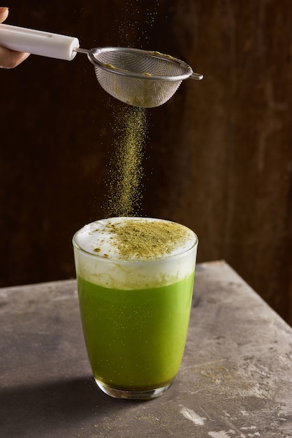 Matcha groene thee latte in glazen beker