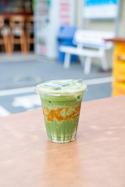 Matcha groene thee latte met karamel