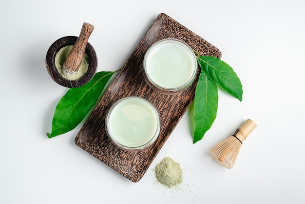 Matcha groene thee poeder Biologische groene thee blad geïsoleerd op witte achtergrond Biologisch product