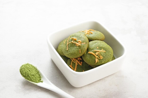 Matcha koekjes met geraspte kaas topping, glutenvrij