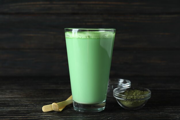 Foto matcha latte e accessori per fare su fondo in legno