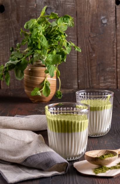 Matcha latte thee, groen poeder op hout achtergrond.