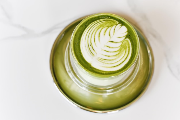 Foto matcha latte con latte art una tazza di tè verde giapponese al bar bevanda sana antietà