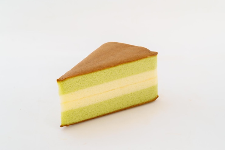Photo matcha sandwich cake on white background