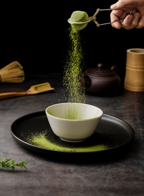 Photo matcha tea powder sieved in bowl