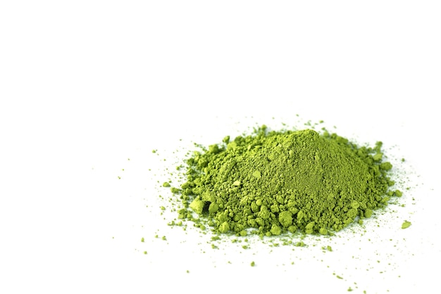 Tè matcha in polvere su uno sfondo bianco.