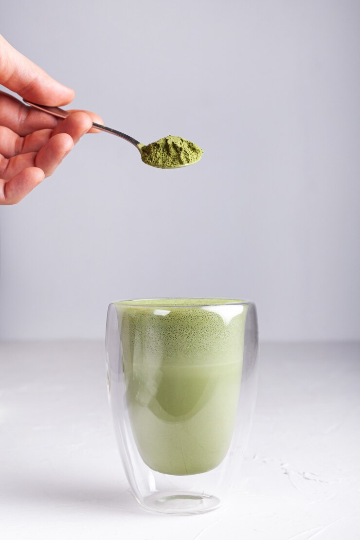 Photo matcha with milk in a glass on a light background