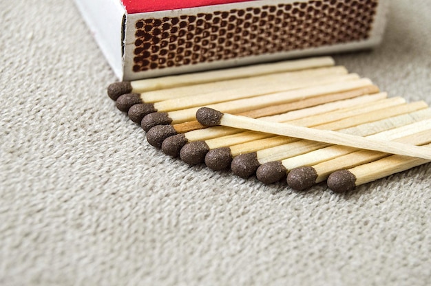 Photo matchbox and matchsticks matchstick stands scattered matches to light a fire