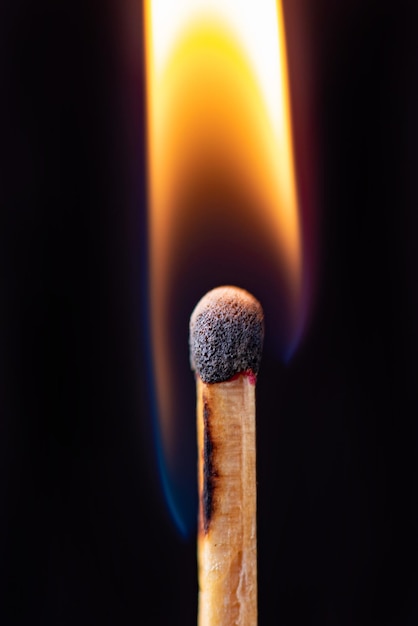 Matchstick branden in detail gezien door een macrolens zwarte achtergrond selectieve focus