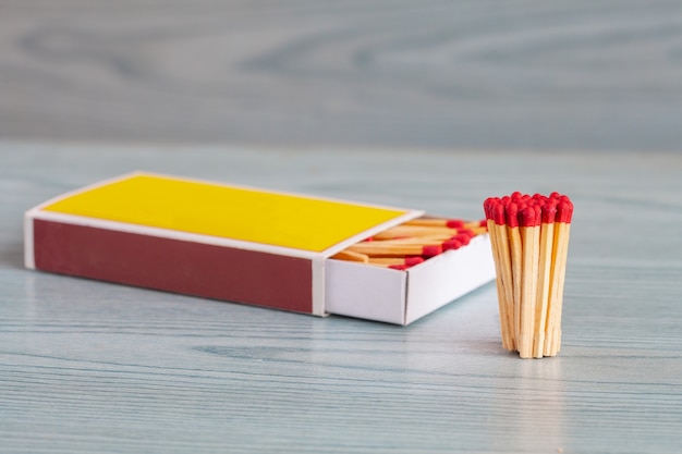 Matchstick op kleurenhouten lijst.