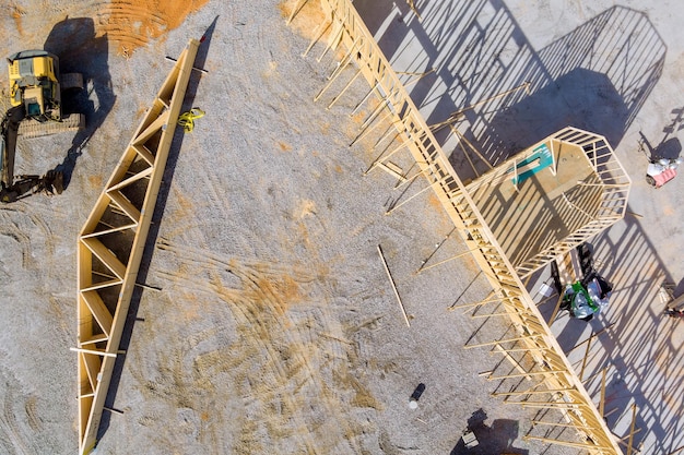 Materiaal de constructie een houten gebouw met stapel houten balken voor constructie