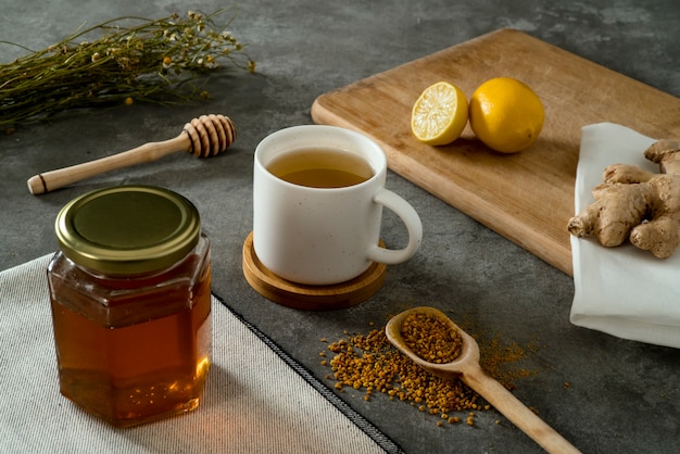 Materialen om gemberthee te bereiden met honing en stuifmeel