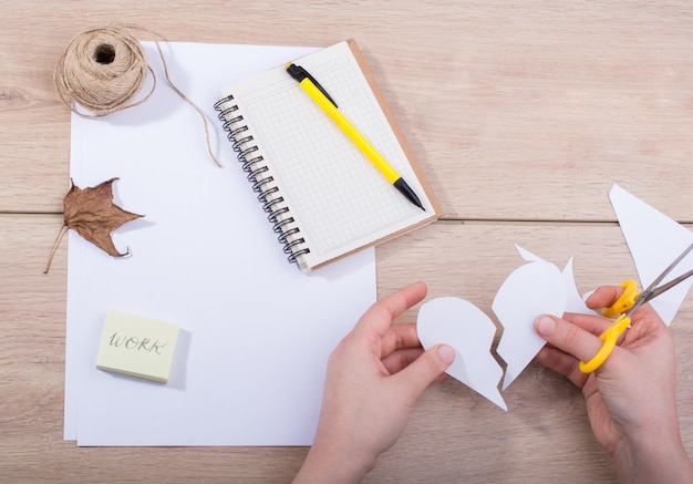 Foto materiali e strumenti per opere d'arte manuali su una scrivania