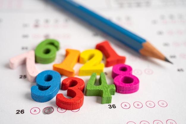 Математический номер и карандаш на бумаге с ответами Образование изучение тестирование обучение преподавание концепция