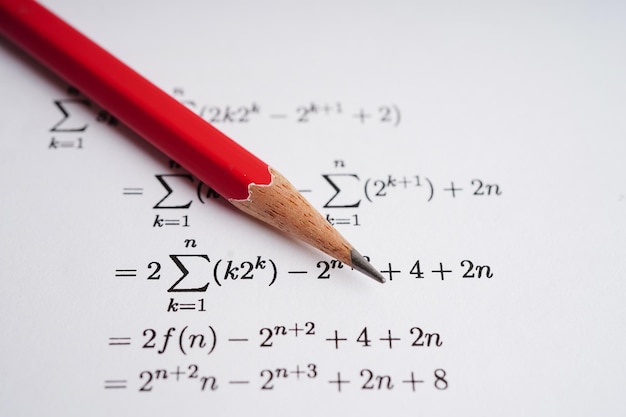 Numero matematico con matita sul foglio delle risposte scelta del test per l'apprendimento del concetto di matematica per l'educazione matematica