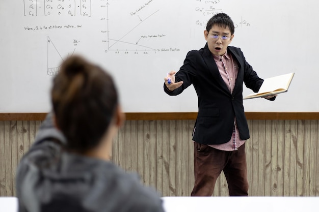 사진 수학 또는 물리 교사는 고등학교 학생들을 교실에서 가르치는 일을 하고 있습니다.