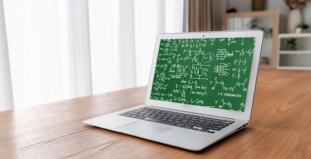 Equazioni matematiche e formula modish sullo schermo del computer