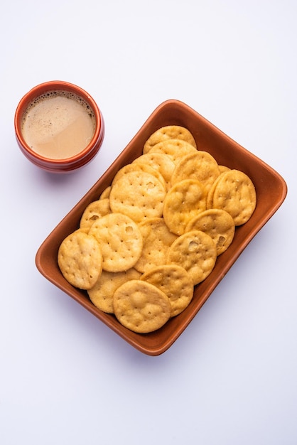 Mathri of mathari is een Rajasthani, Indiase snack en een soort schilferige biscuit, theetijdsnack