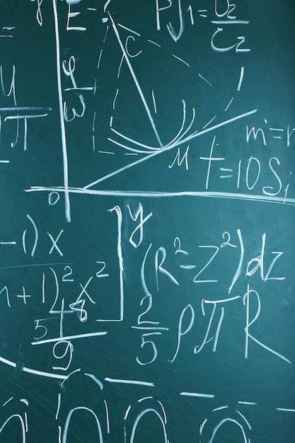 Formule matematiche sullo sfondo della lavagna