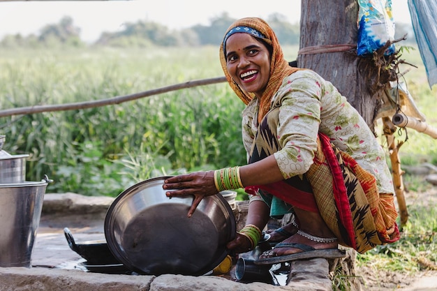 マトゥラ インド 02032023 路上で皿洗いをする陽気な女性