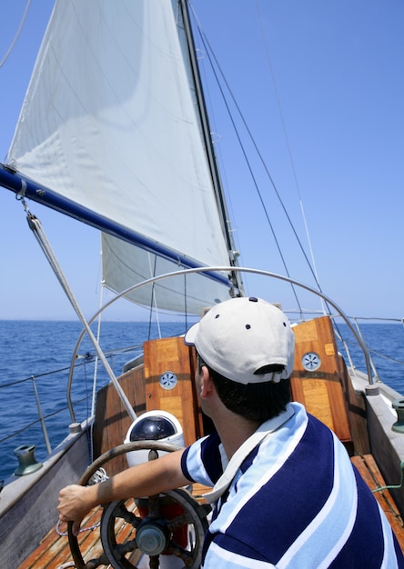 Matroos zeilen in de zee. Zeilboot over blauw