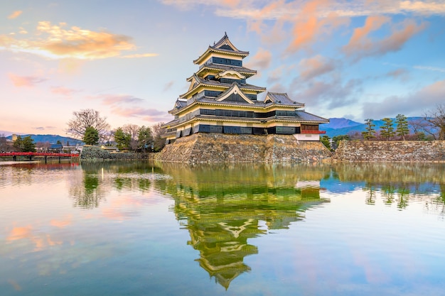 Matsumoto-kasteel in Japan bij schemering