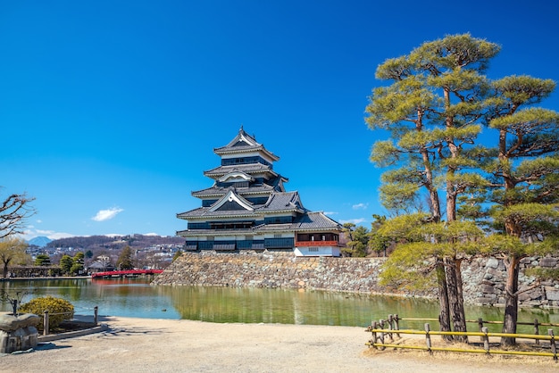 Matsumoto-kasteel in Japan met blauwe lucht