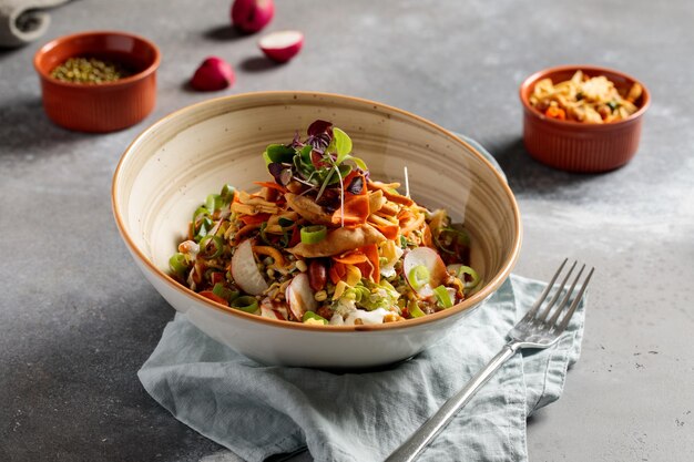 Mattai salade met komkommersnacks, tomaat, mango en ui geserveerd in schaal geïsoleerd op tafelblad van Arabisch ontbijt