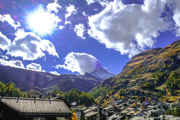 Matterhorn en Zermatt dorp in de middag.