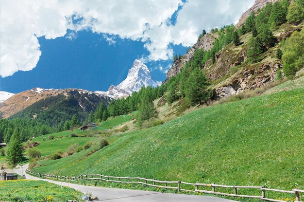 雲の背景にあるマッターホルン山スイス