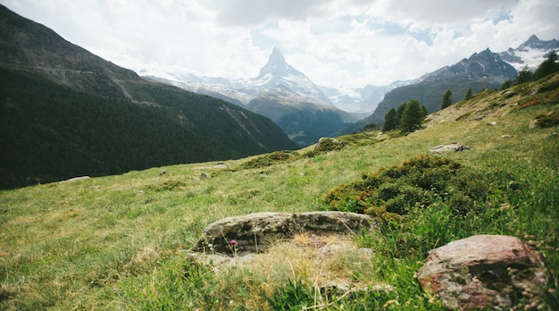 스위스 체르마트 (Zermatt)시의 하얀 눈과 푸른 하늘이있는 마테호른 산