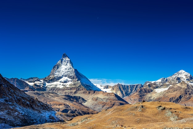 La montagna di punta del cervino in estate con il chiaro cielo blu e la luna del giorno a zermatt