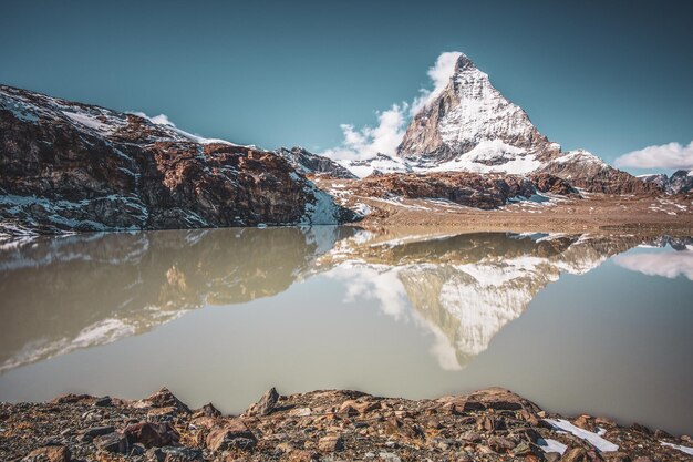 Matterhorn reflectie in het Theodul gletsjermeer Zwitserland