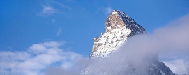 Foto la vetta innevata del matterhorn in primo piano in svizzera